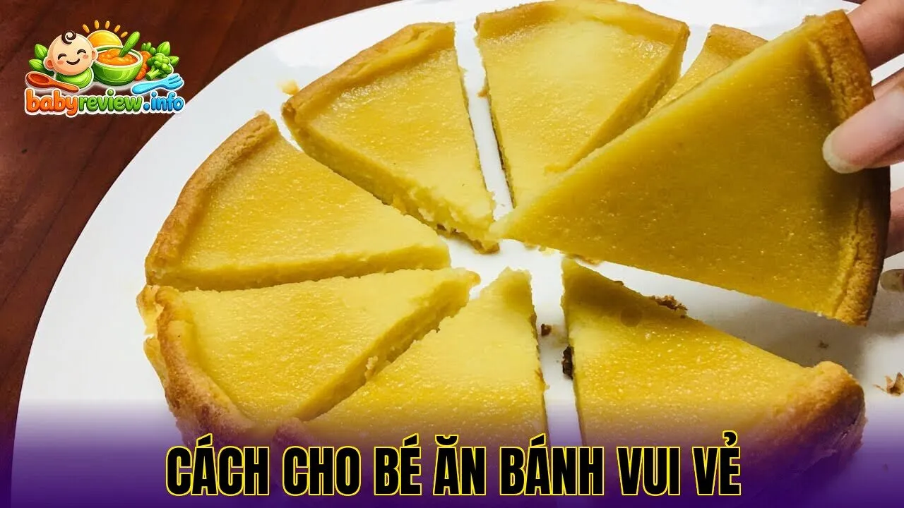 cách cho bé ăn bánh vui vẻ